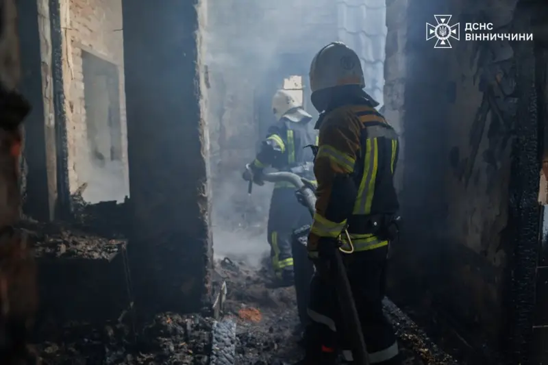 Пожежа в лікарні на Вінниччині: пацієнтів евакуювали, дах вигорів